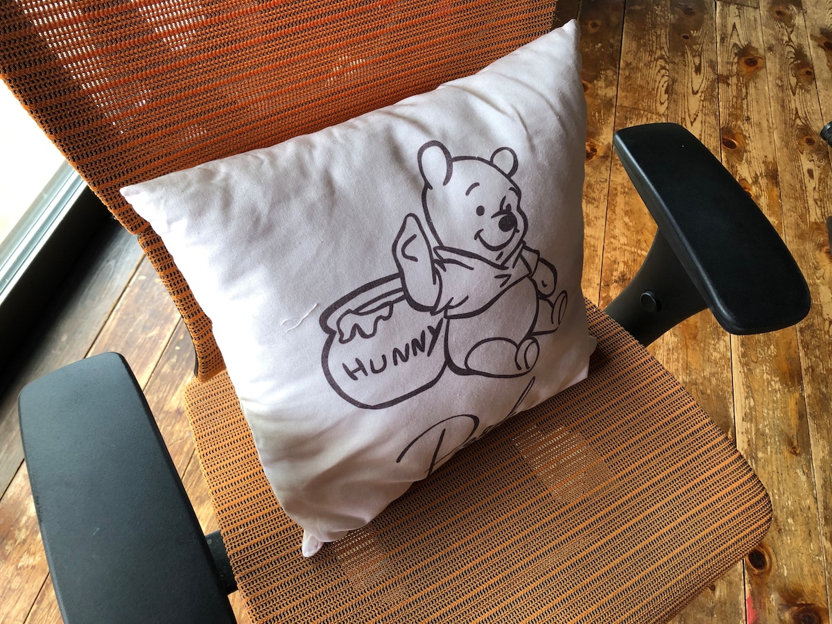 ダイソーのプーさんイラストの「クッション」は椅子の背もたれにおいておきたい
