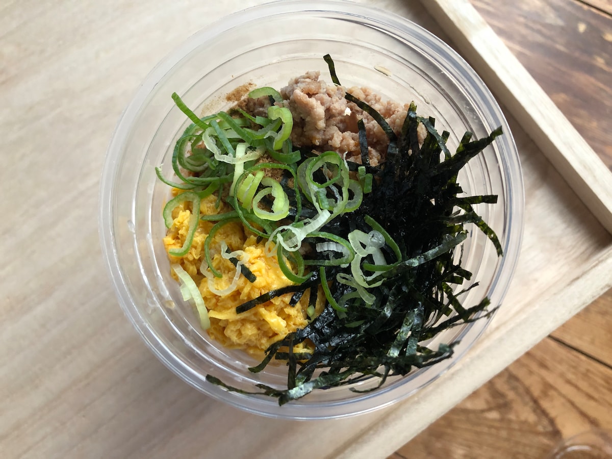 丸亀製麺の丸亀シェイクうどん「ピリ辛肉そぼろぶっかけうどん」の具材