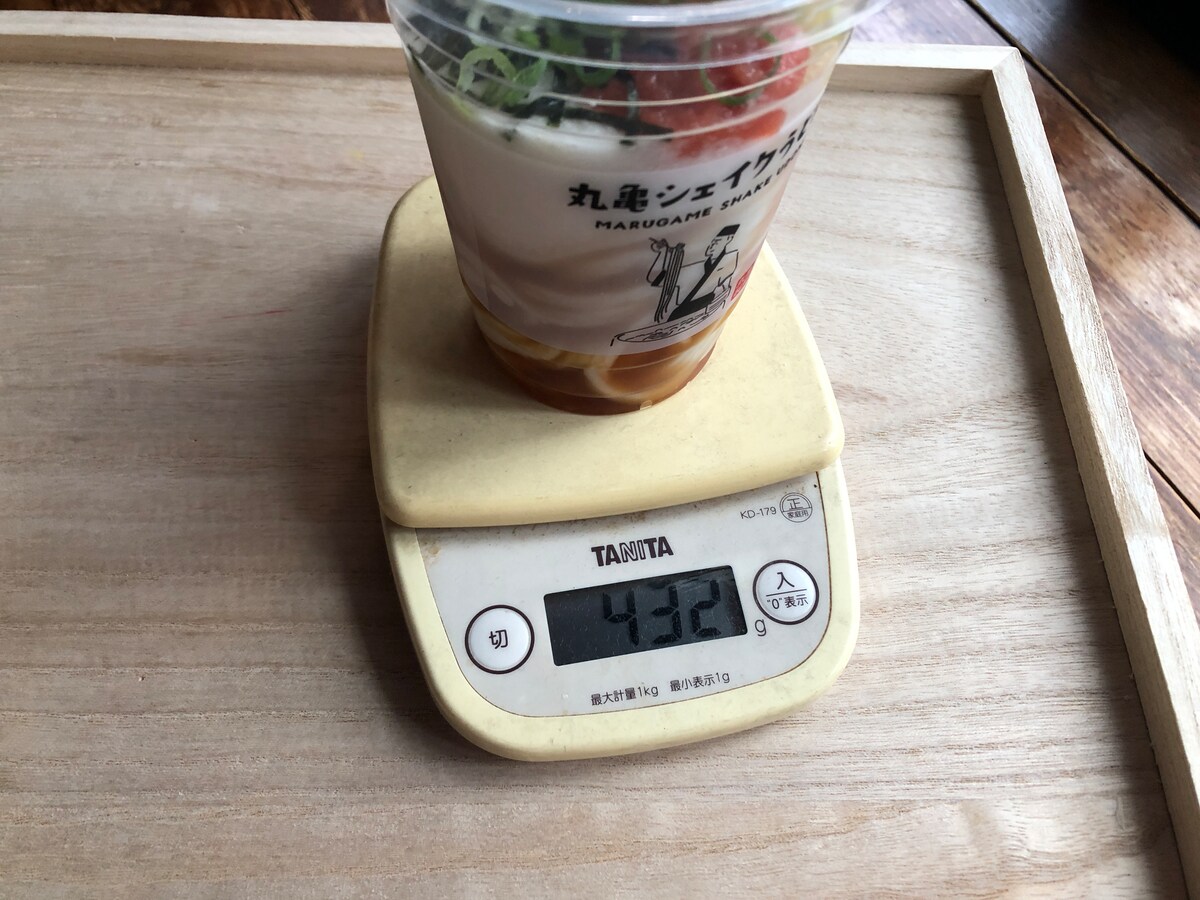 丸亀製麺の丸亀シェイクうどん「明太とろろうどん」の重さは432g（容器込み）