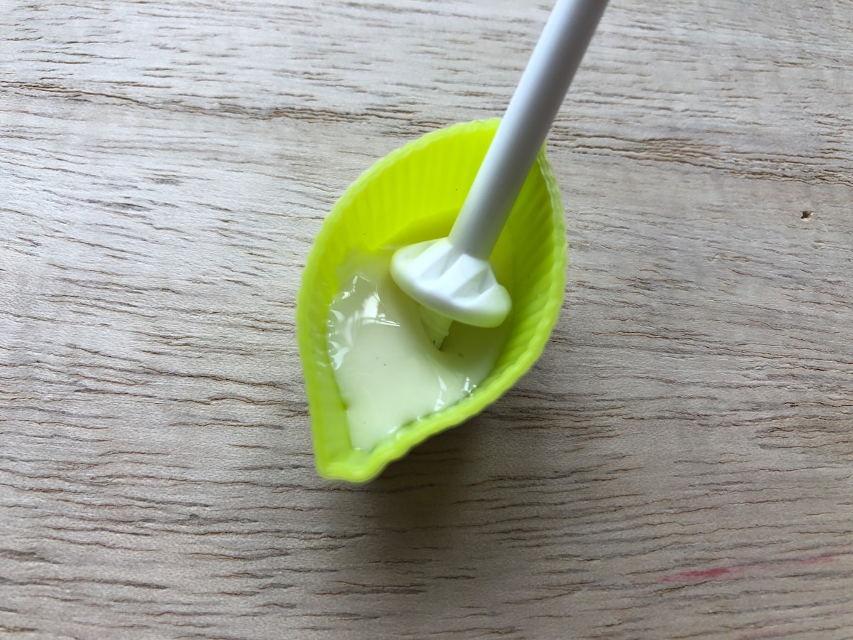 電子レンジで加熱したら、スティックで30秒ほどかき混ぜる