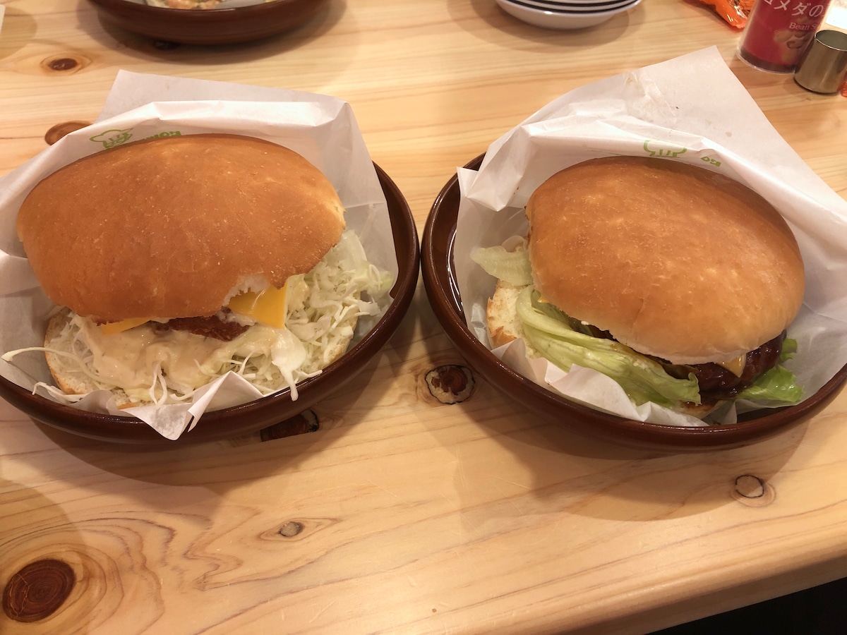 コメダ珈琲店の「フィッシュフライバーガー」（左）と「自慢のドミグラスバーガー」（右）