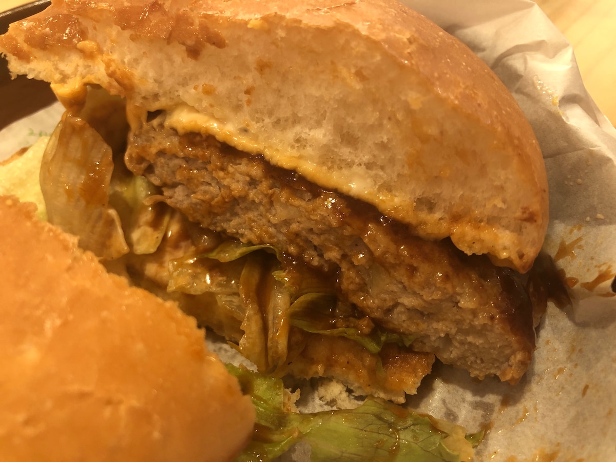 コメダ珈琲店の「自慢のドミグラスバーガー」のパティはジューシー