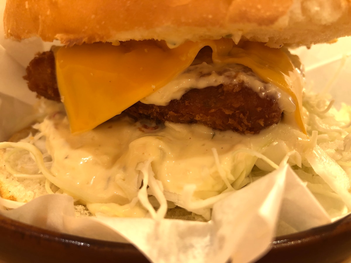 コメダ珈琲店の「フィッシュフライバーガー」のたっぷりとしたタルタルソース
