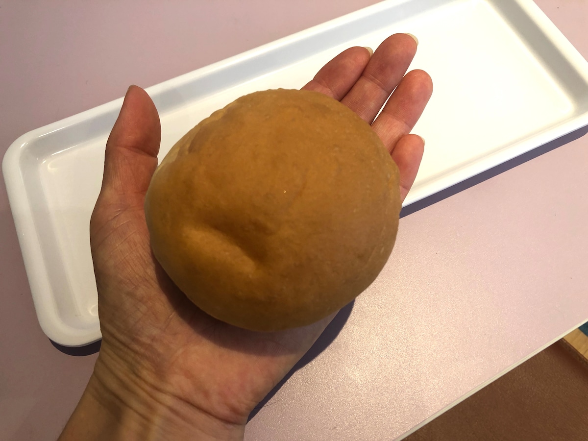 コメダ珈琲店のお持ち帰り「ローブパン」は手のひらよりも少し大きめ
