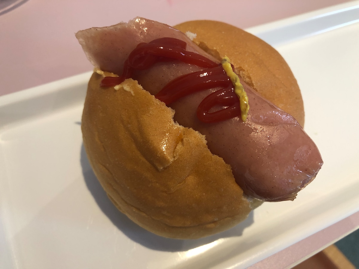 コメダ珈琲店の「ローブパン」にフランクフルトを挟んでホットドッグ風