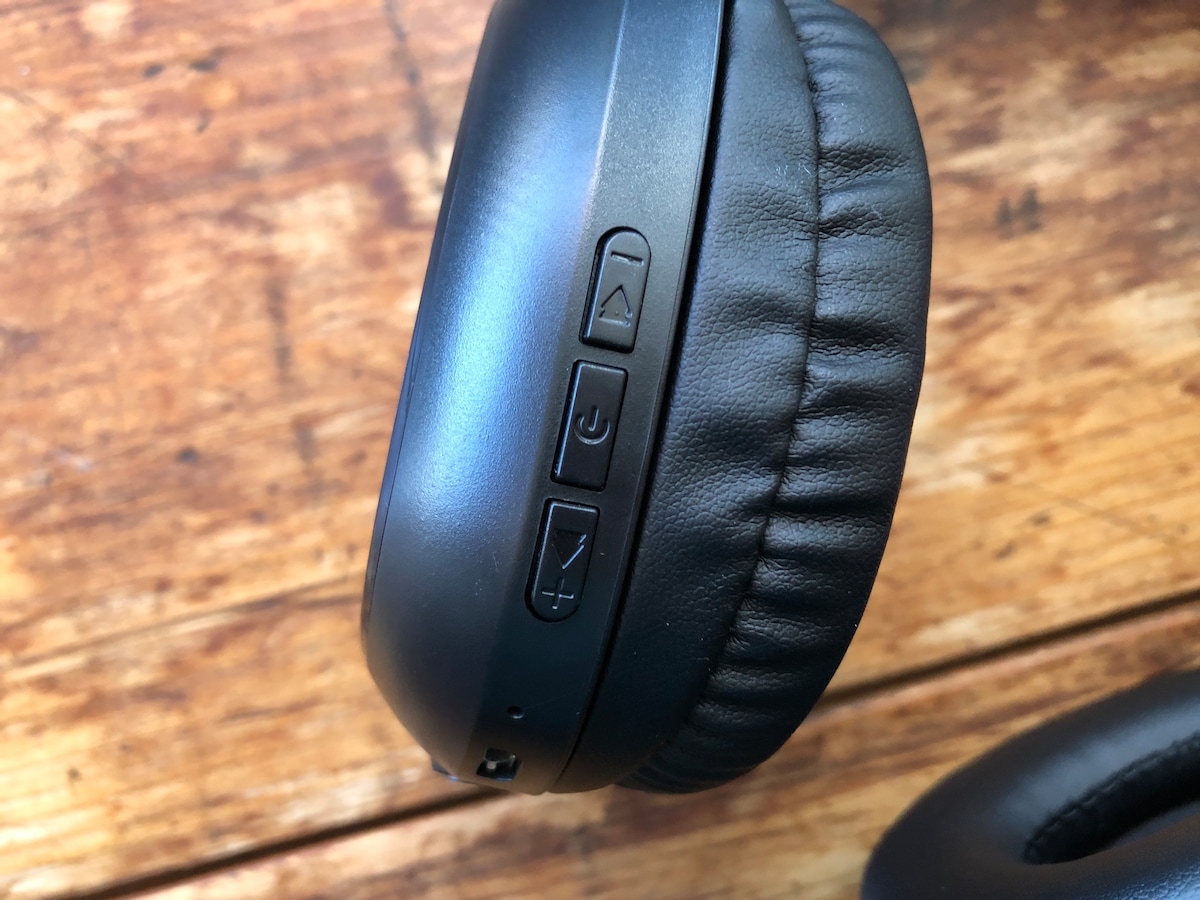 ダイソーの「Bluetooth ヘッドセット」は左のヘッドでコントロールができる