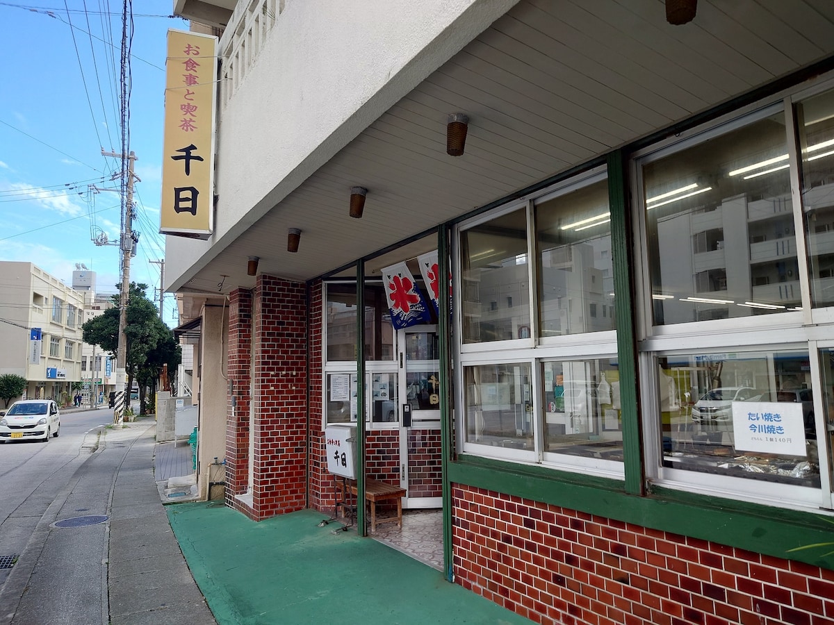 レトロな店舗の雰囲気にも癒される。ぜんざいのほかに、沖縄そばやたい焼きなどもオーダーできる