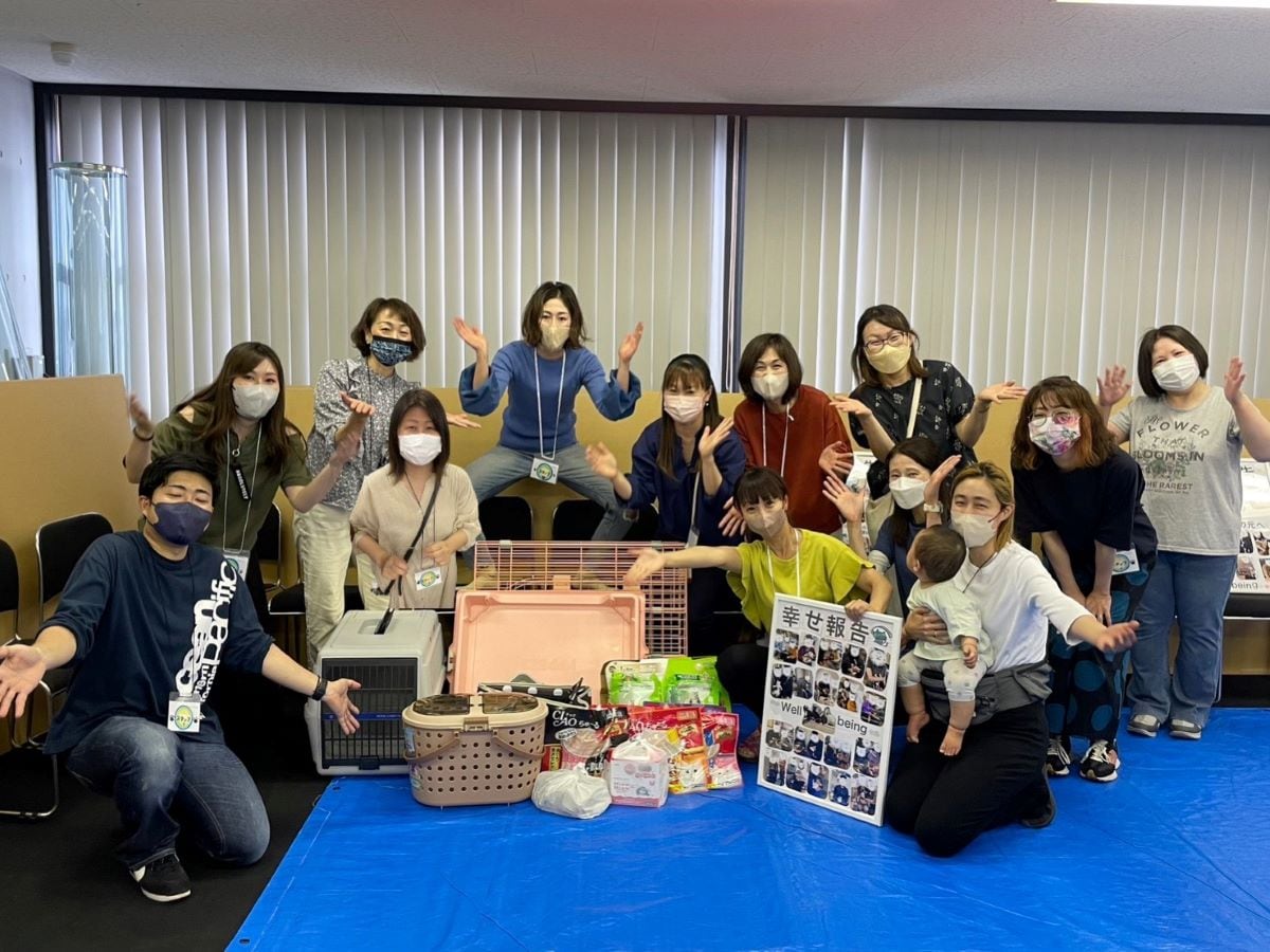 保護猫譲渡会の様子　今尾さんは中央の青い洋服の方です。