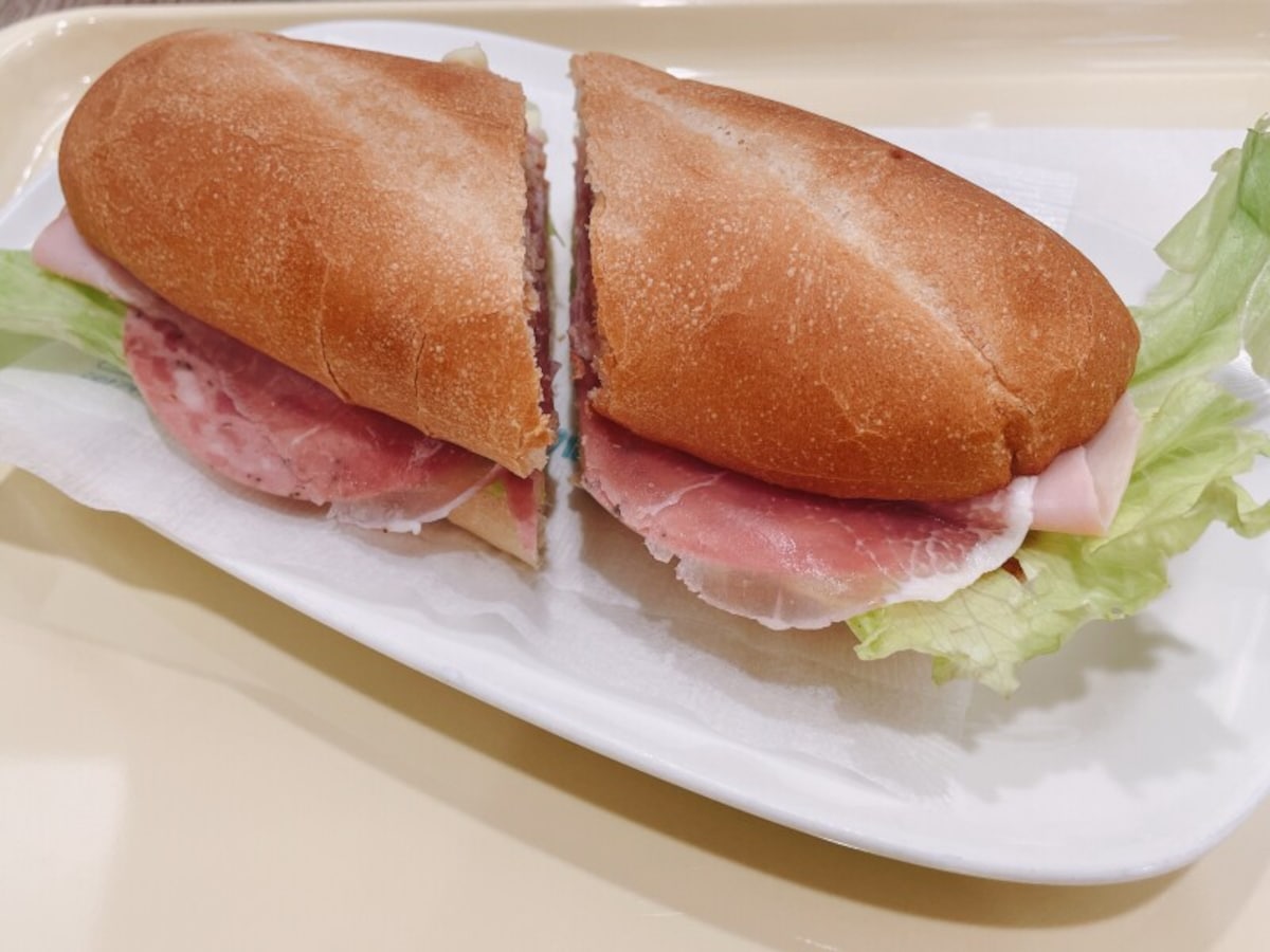 「ミラノサンドA」の3種類のハムとチーズのハーモニーを堪能して！