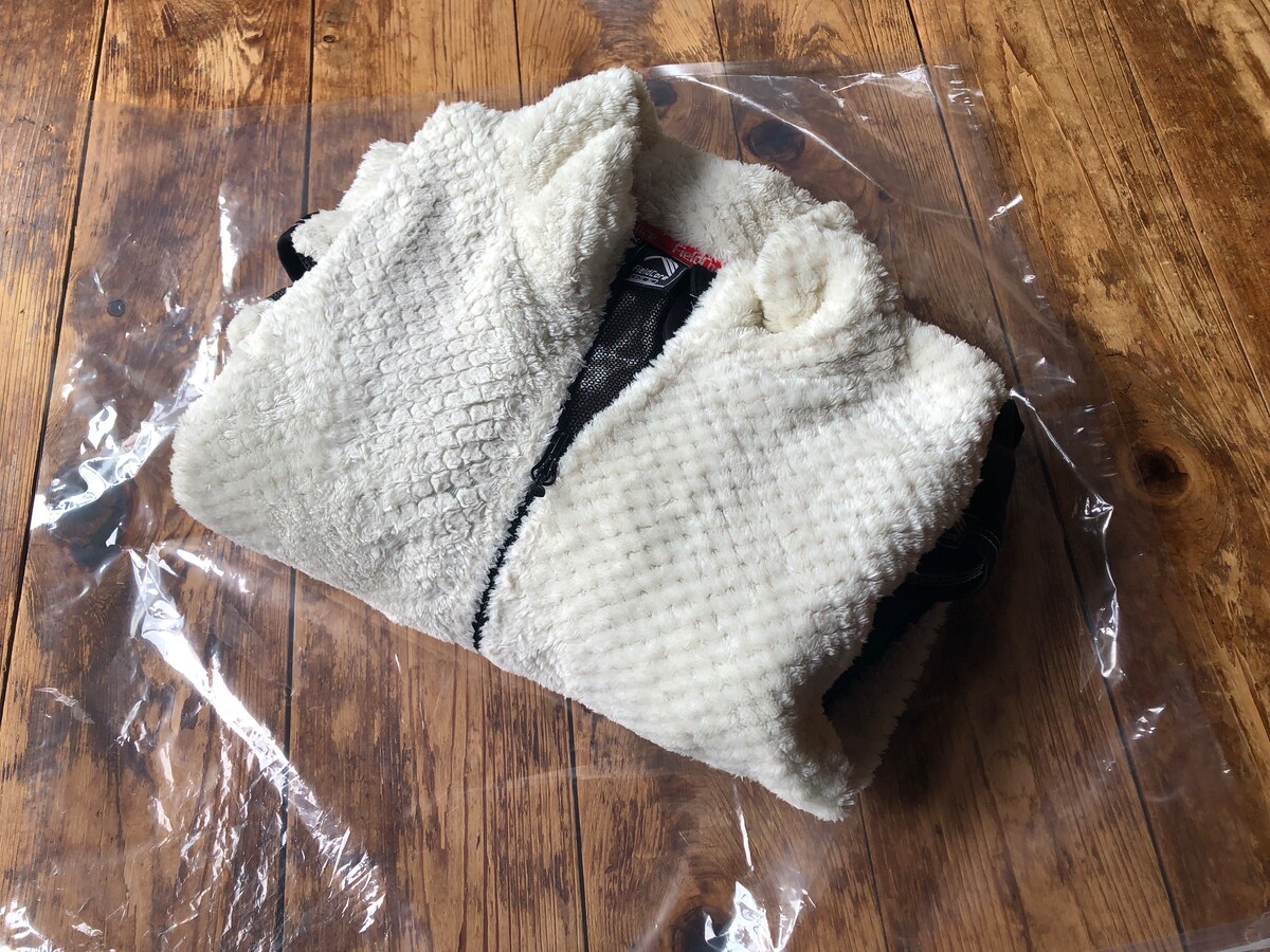 ふんわりとボリュームのある洋服は、圧縮袋で小さくできる