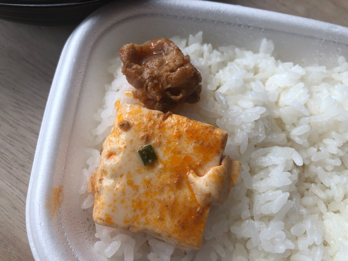 ほっともっとの「牛スンドゥブ弁当」をご飯に乗せると、味がしみて美味しい