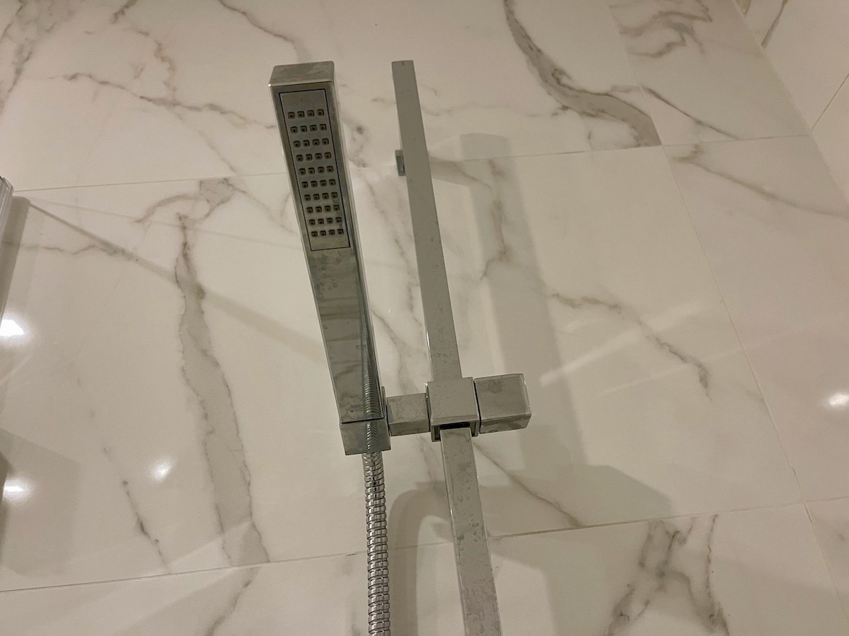 手持ちタイプのシャワーヘッド