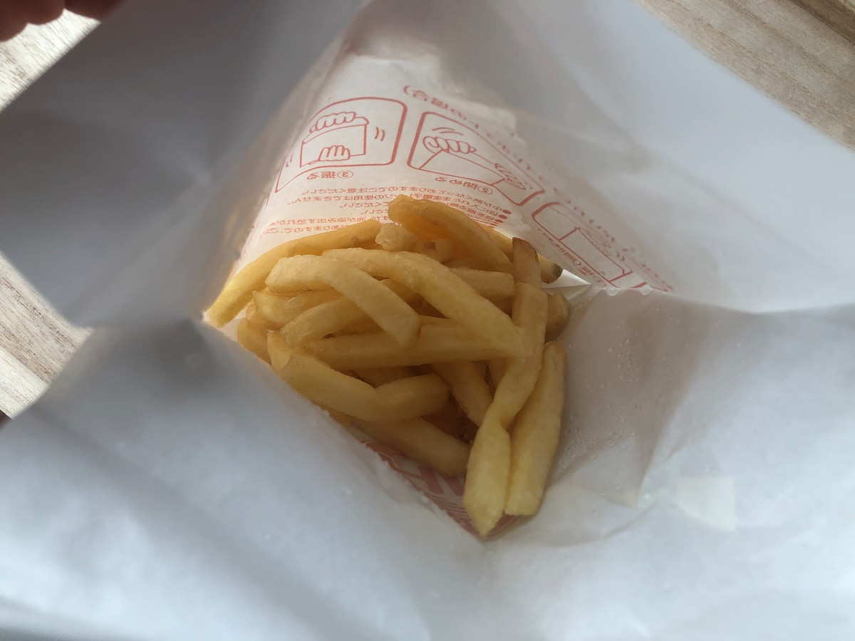 袋に塩を入れると、フライドポテト全体に味が均等につく