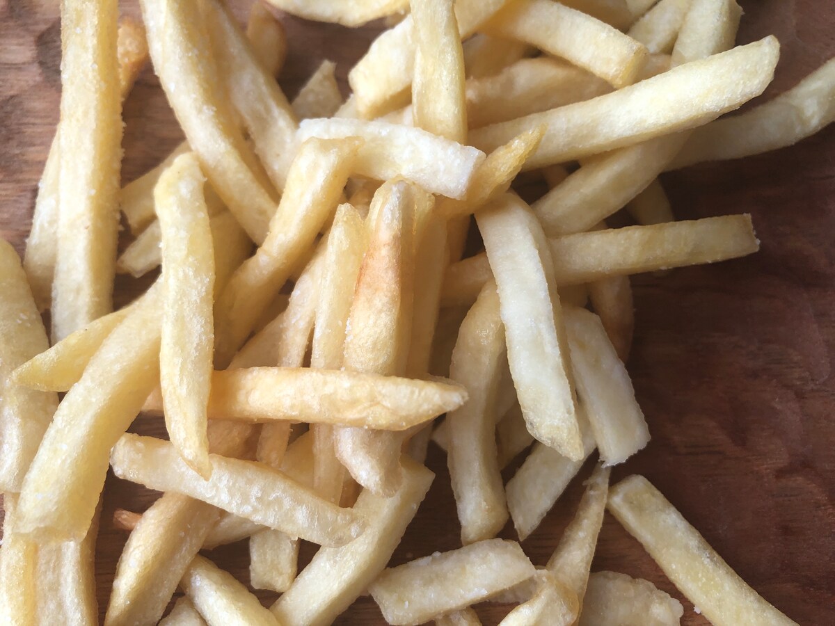 少し時間が経つとフライドポテトに塩味がしみこむ