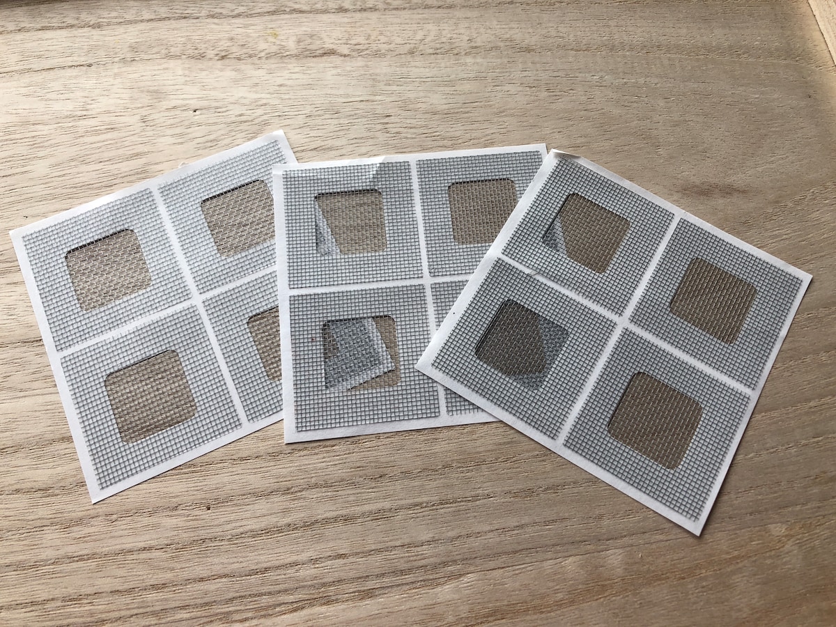 ダイソーの「網戸補修シール 12枚」の1枚のサイズは45mm×45mm