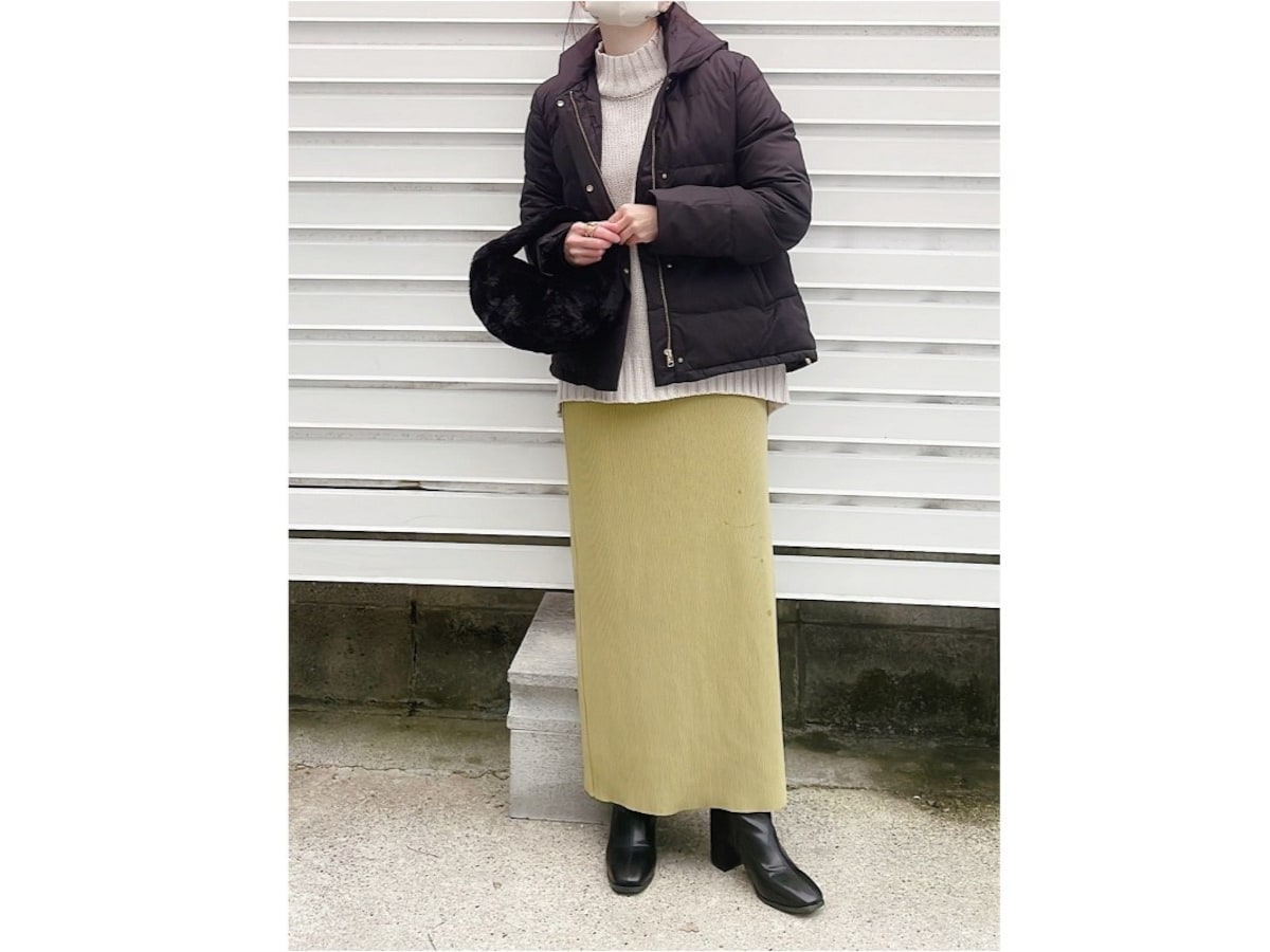 淡いカラーのトップス＆インナーで黒の分量も重たくなりすぎずに着られる　出典：WEAR