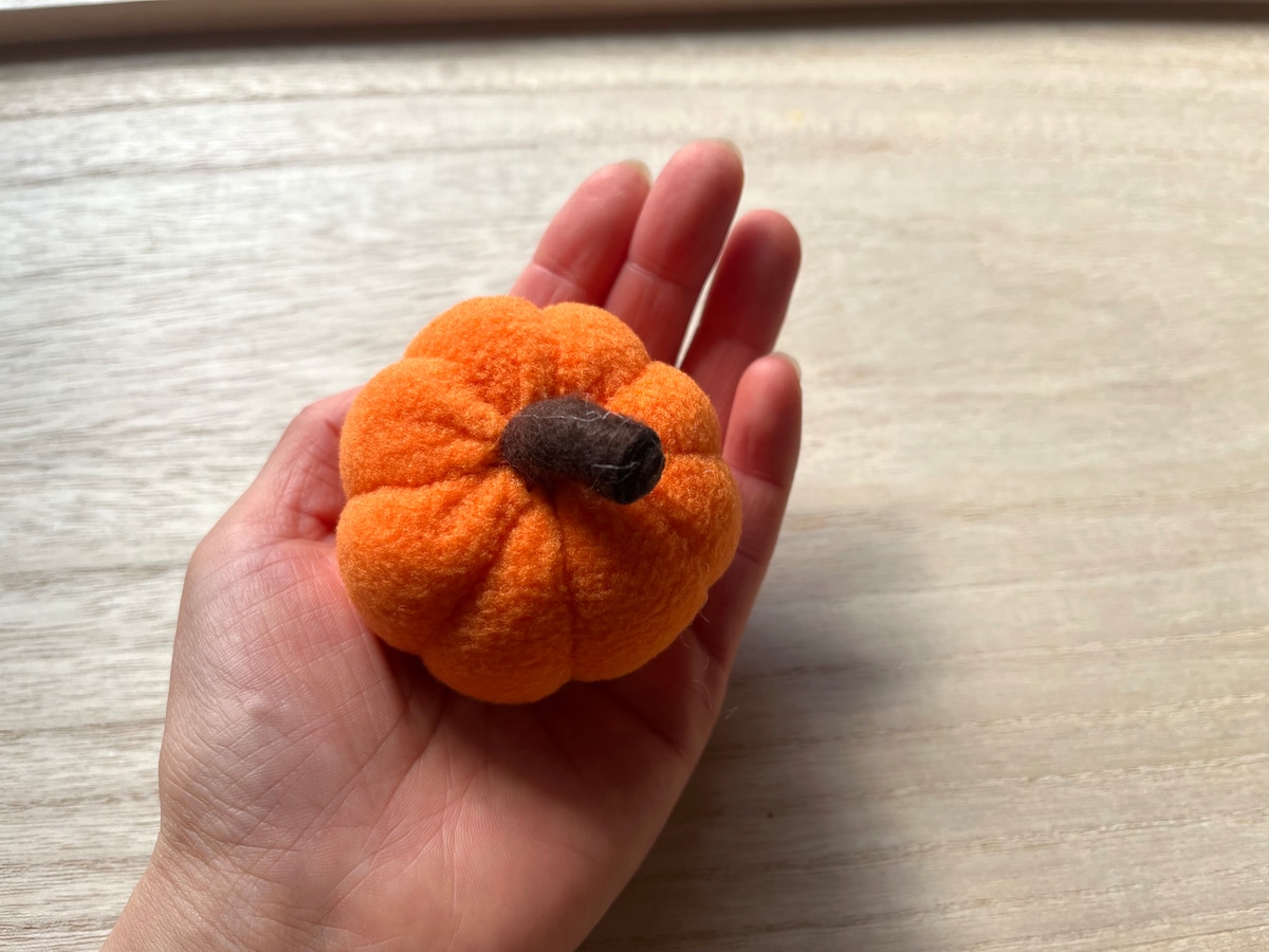 セリアの「ボアパンプキン」は手のひらサイズ