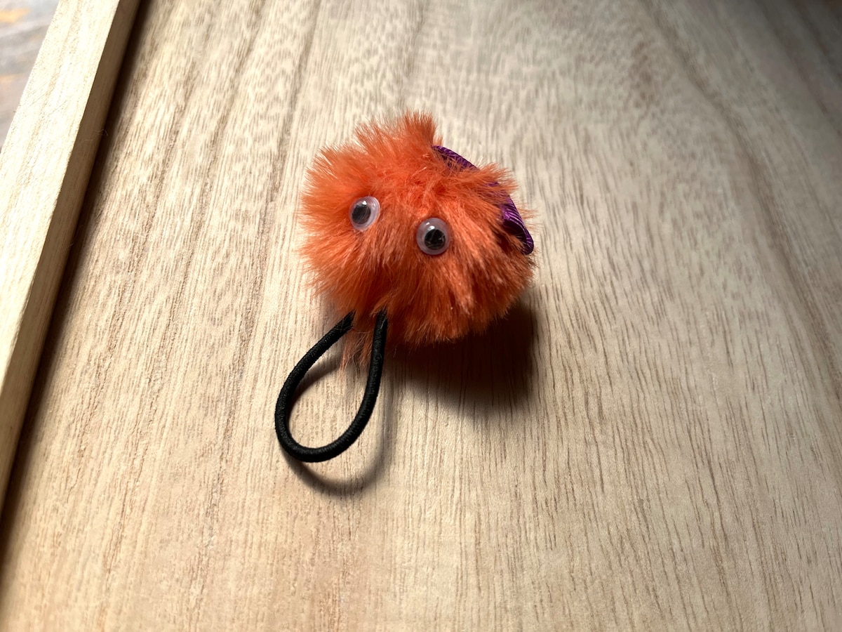 セリアの「ハロウィン もこもこりぼんポニー」はモフモフしている