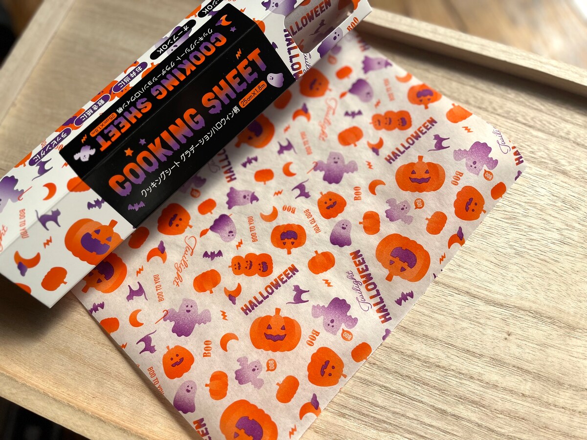 セリアの「クッキングシート　グラデーションハロウィン柄」はかぼちゃやお化けなどハロウィン仕様