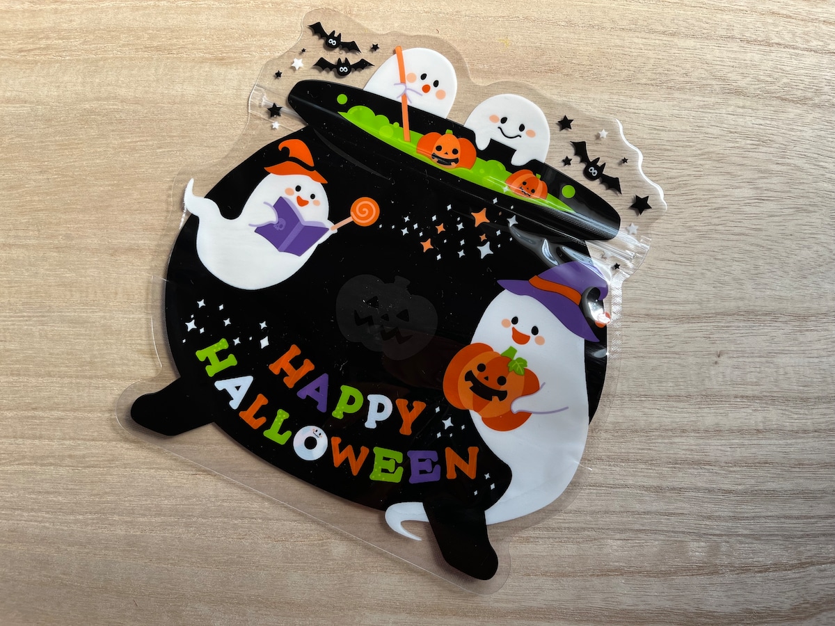 ハロウィンの雰囲気たっぷりなセリアの「ダイカットジップバッグ」