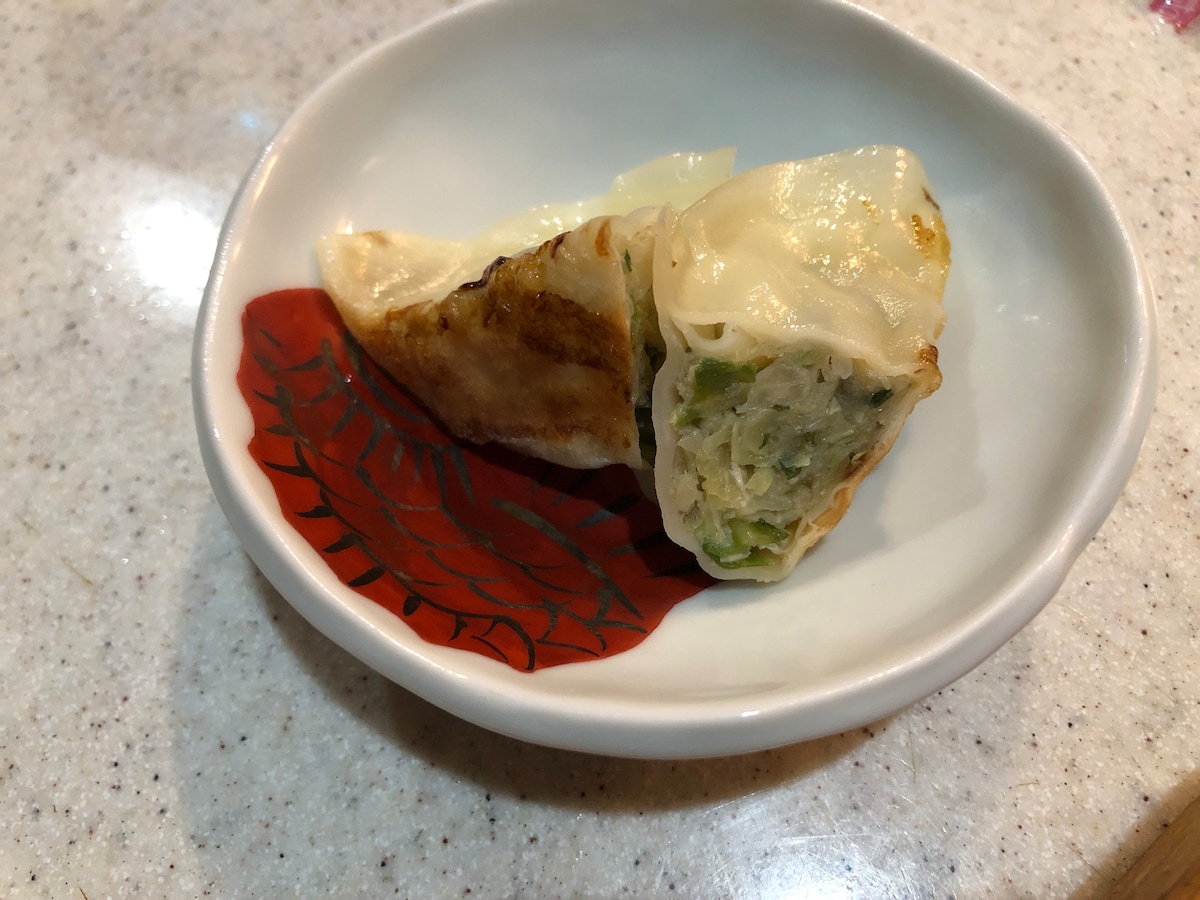 お惣菜で売っている「浜松鶏しそ餃子」は鶏肉としそでさっぱり風味