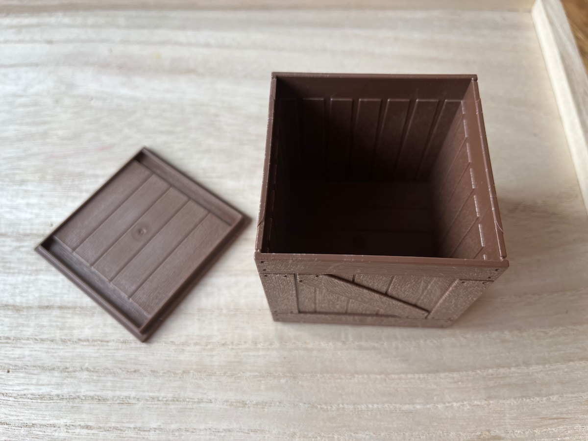 ダイソーの「ミニチュア木箱」はふたが開いて小物入れになる