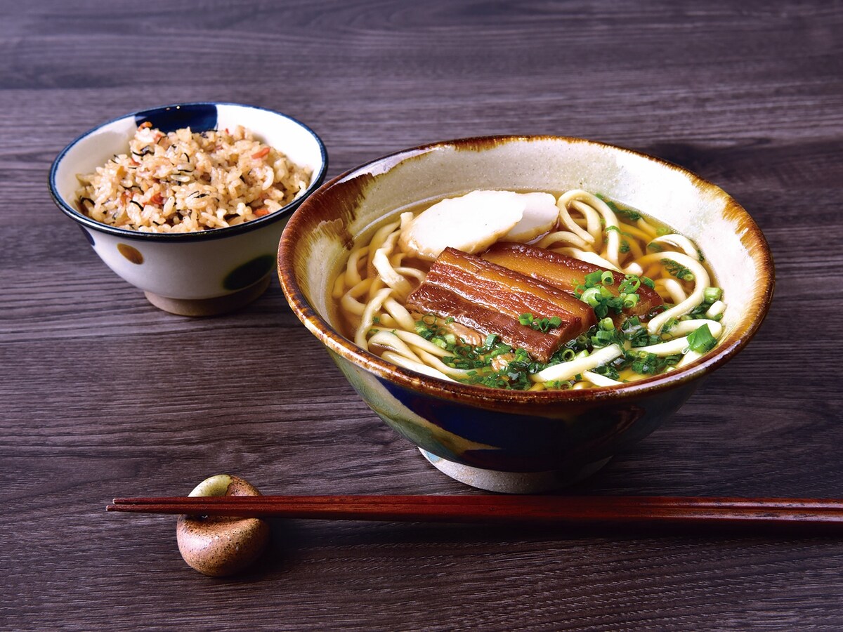 沖縄そばは、旅行中に一度は味わってほしいローカルフード （C）OCVB