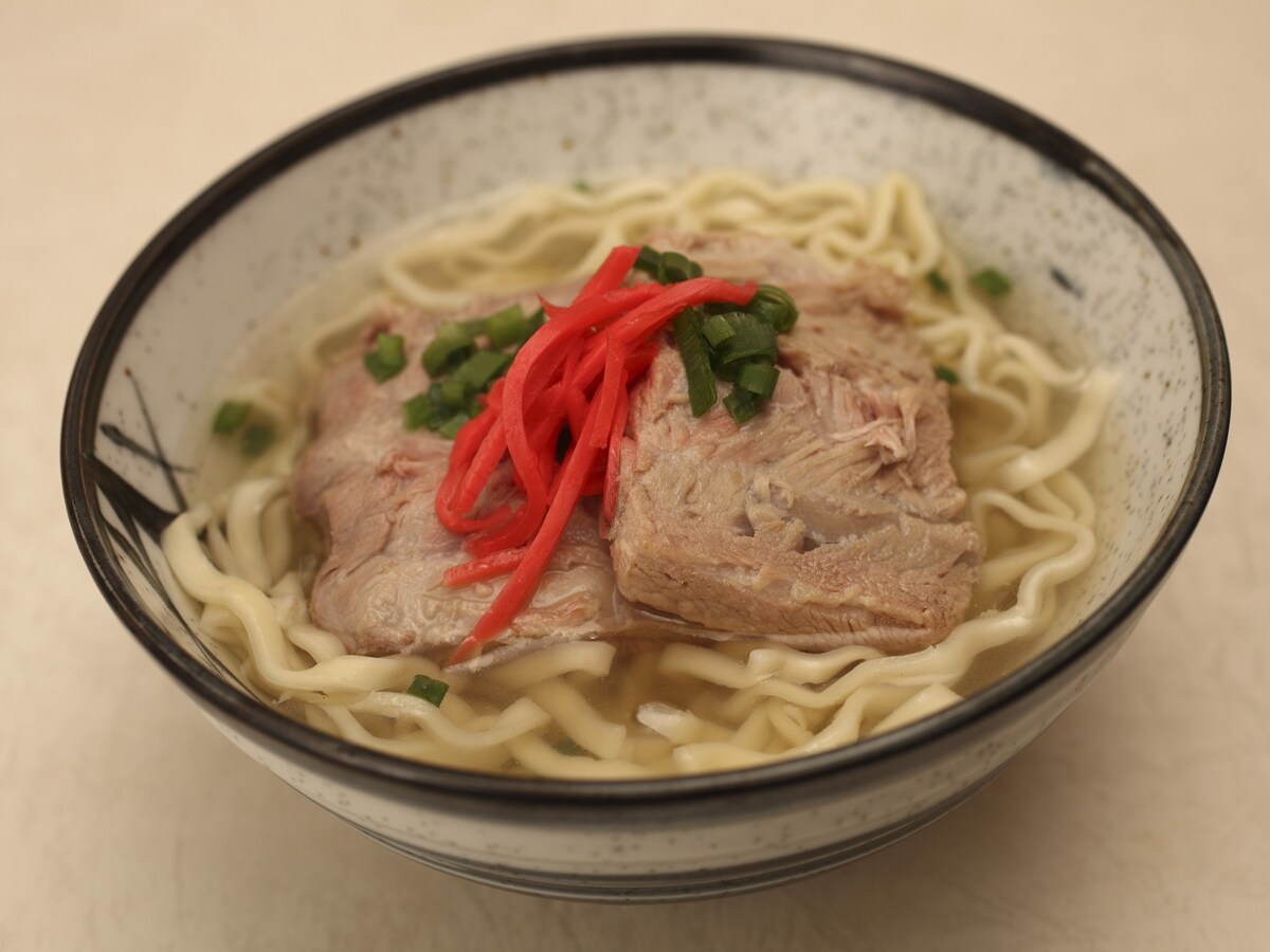 豚肉のスペアリブがのっているソーキそば（沖縄そばの一種） （C）OCVB