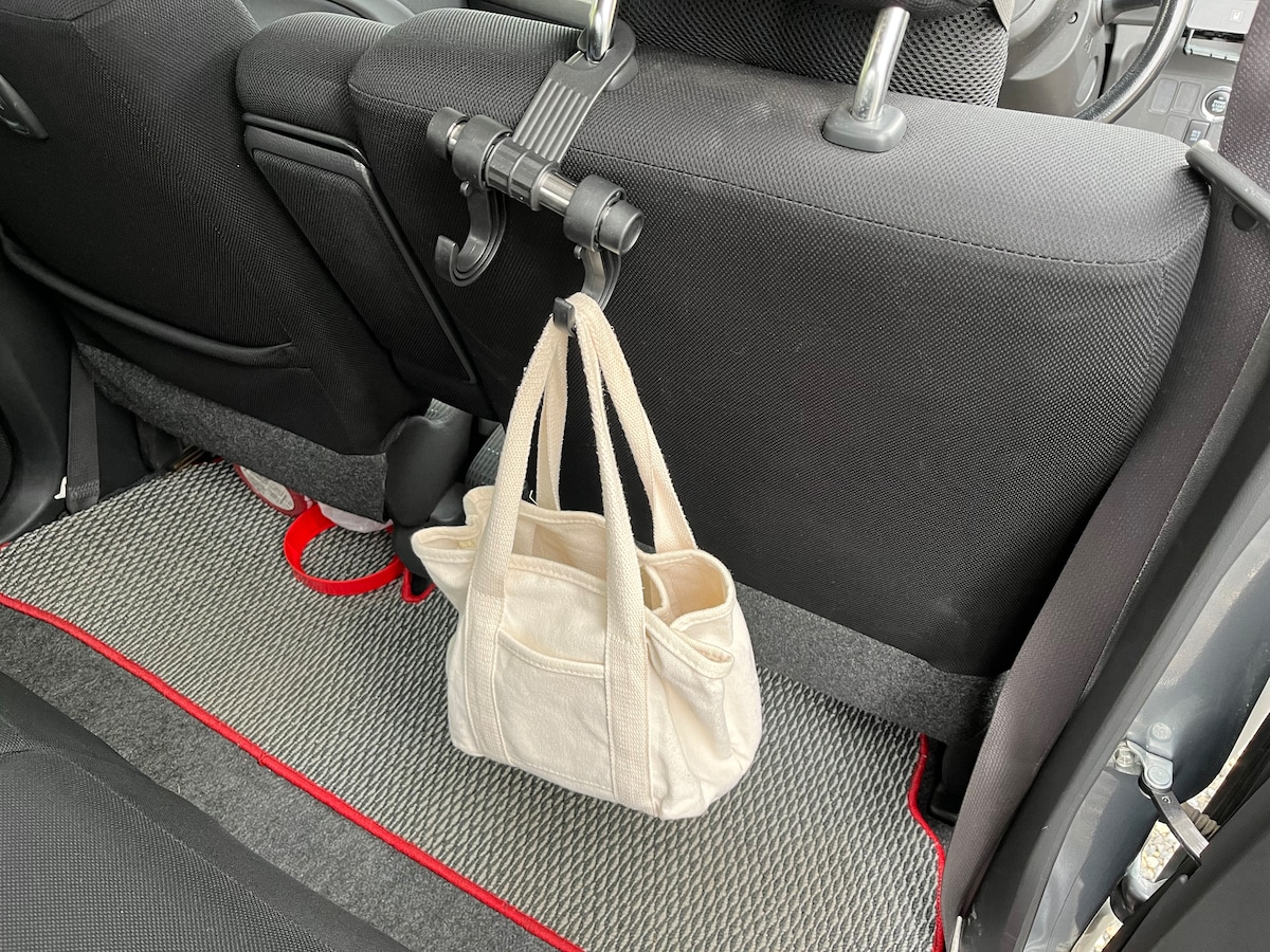 ダイソーの「車のシートフック」を使えば荷物を足元に置かなくてすむ