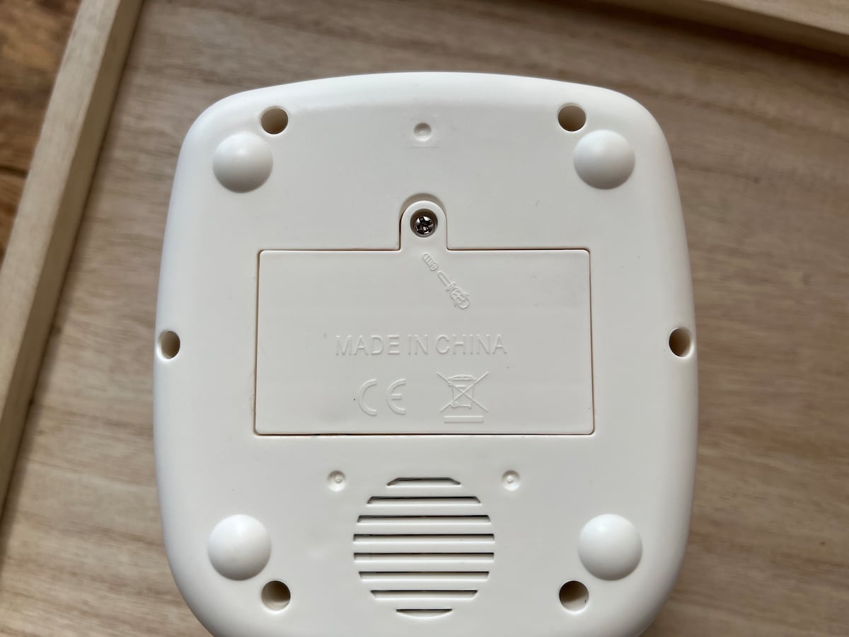 キャンドゥの「おままごと炊飯器」の電池カバーはネジがついているため、ドライバーが必要