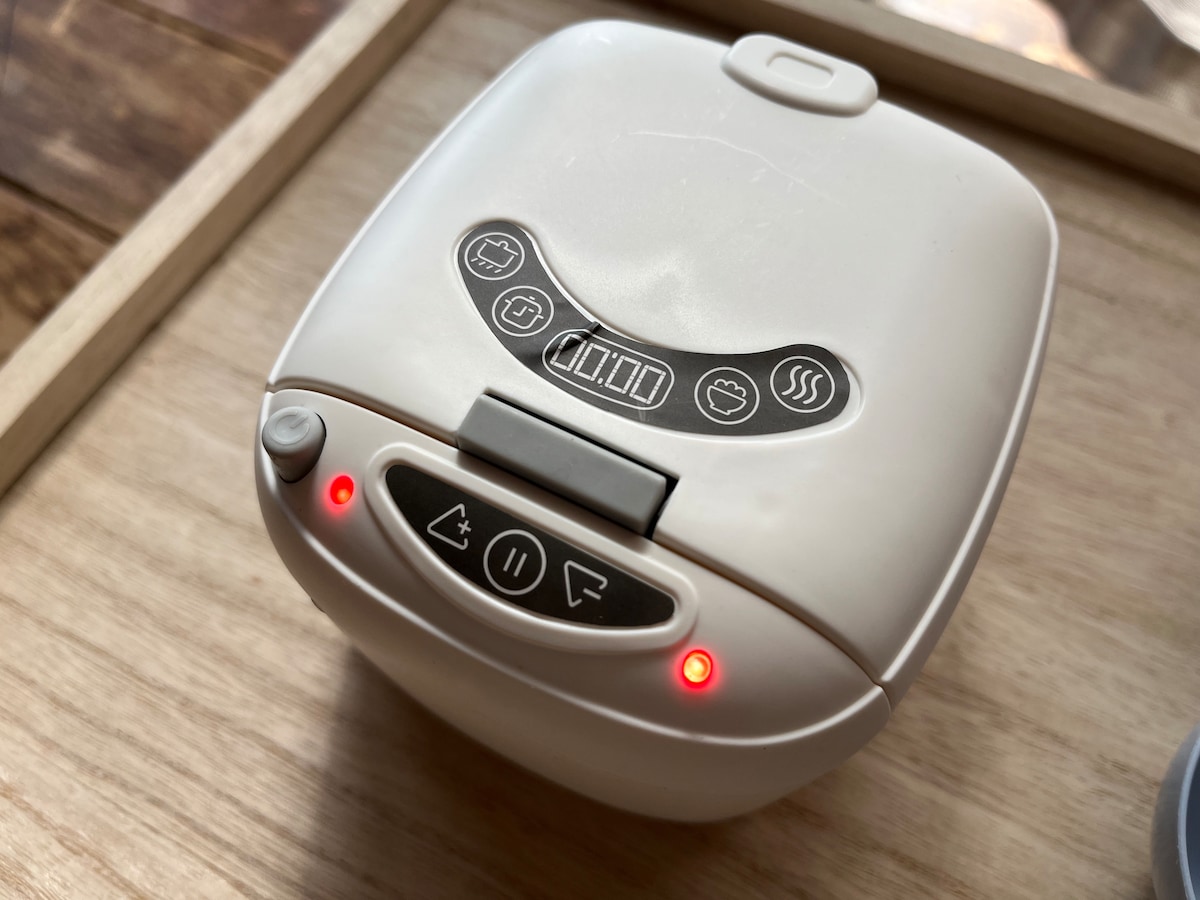 電源ボタンを押すとライトが赤く点滅する
