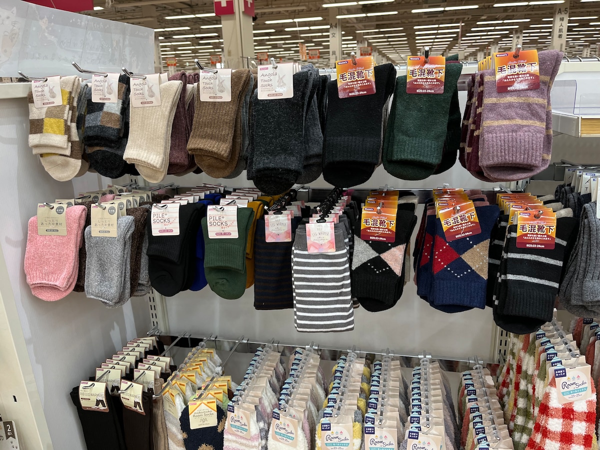 キャンドゥの店舗の靴下売り場