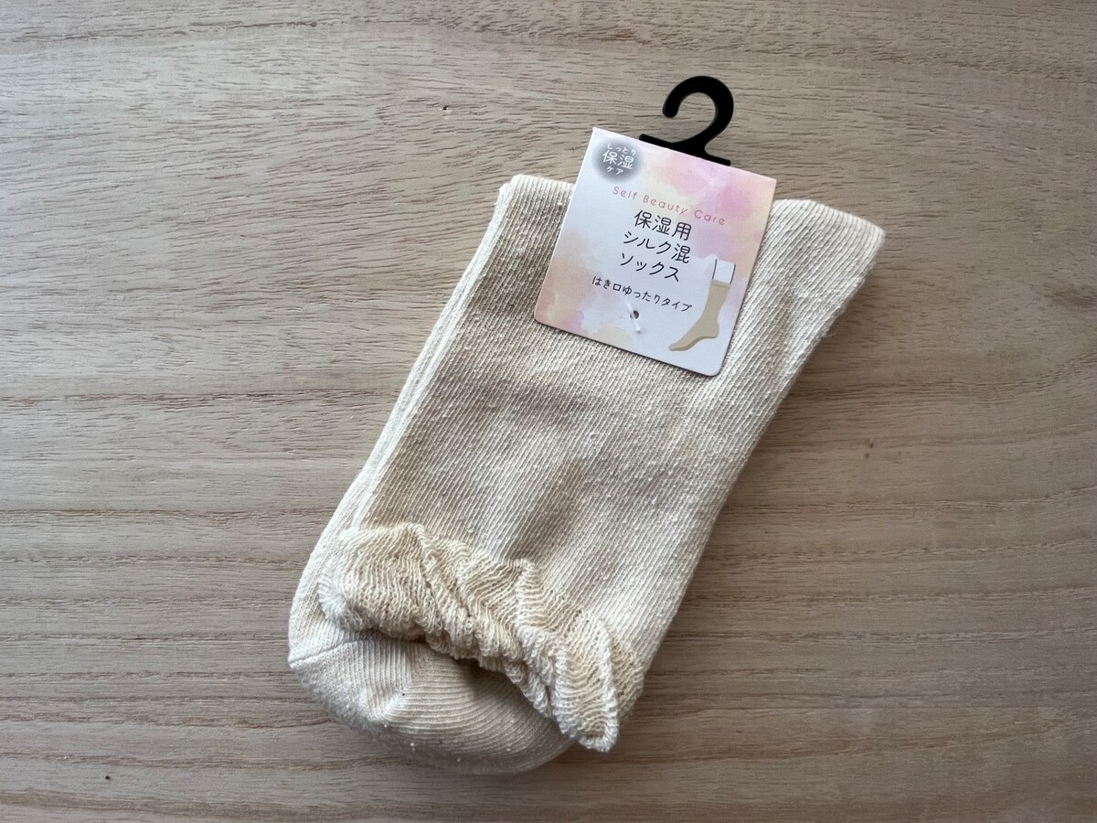 キャンドゥの「保湿用シルク混ソックス」