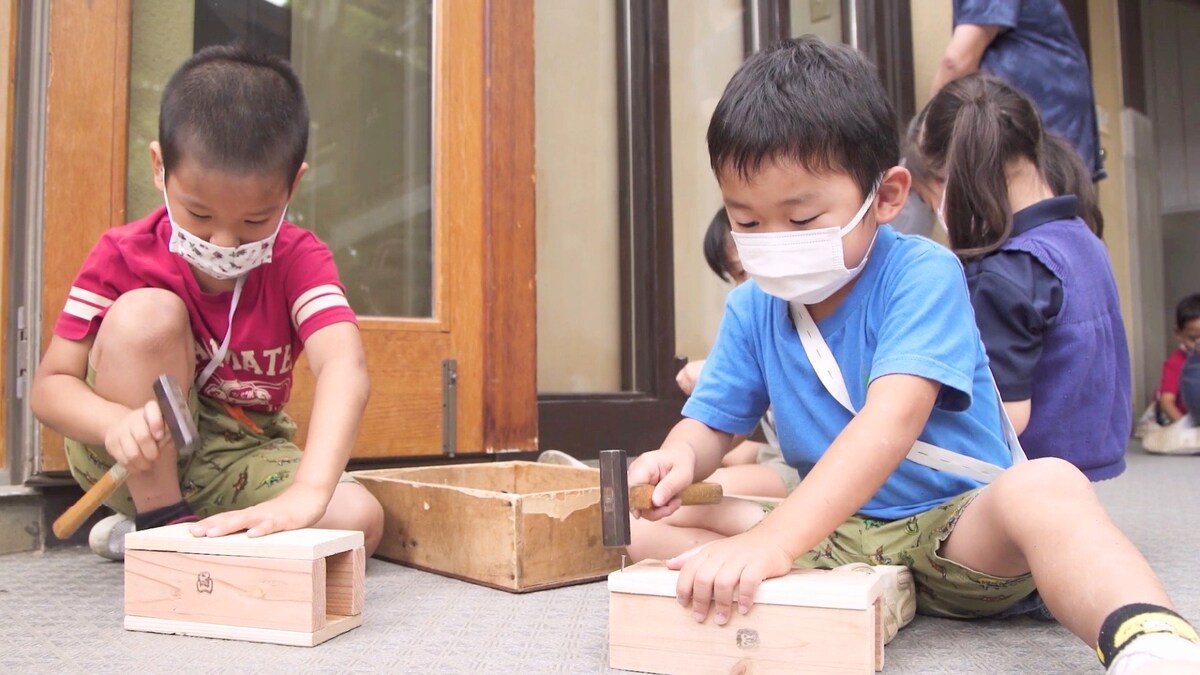 木工作に没頭する子どもたち。失敗はありません。©️風の谷幼稚園