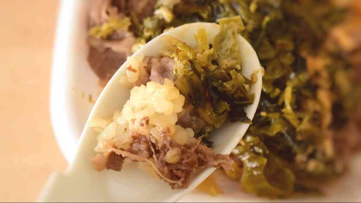 辛いのは明太マヨだけなのかと思いきや、高菜もピリ辛です