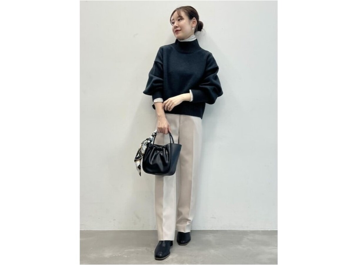 【OKコーデ】ネック部分からシアー素材のタートルをのぞかせてポイントに　出典：WEAR