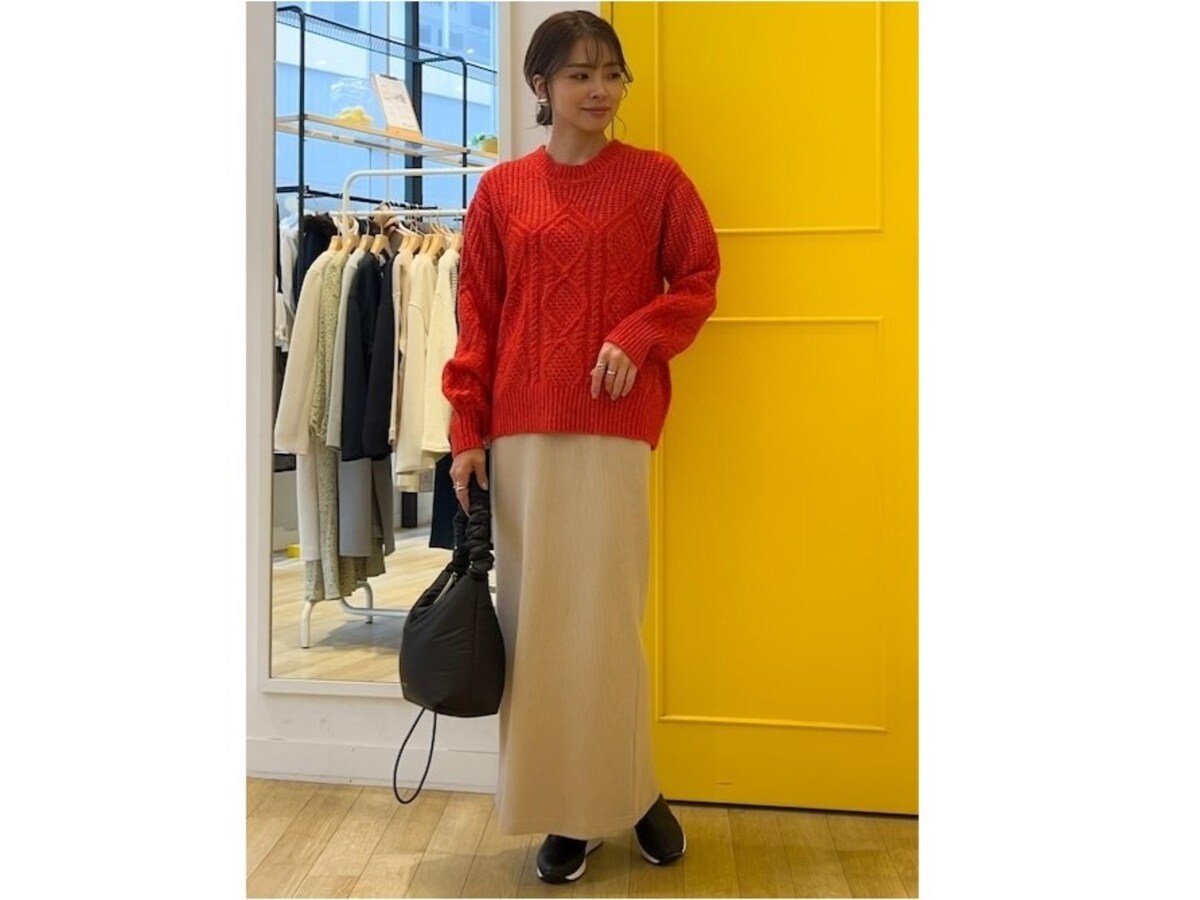 【OKコーデ】トレンドのカラーニットを取り入れてぱっと明るいイメージに　出典：WEAR