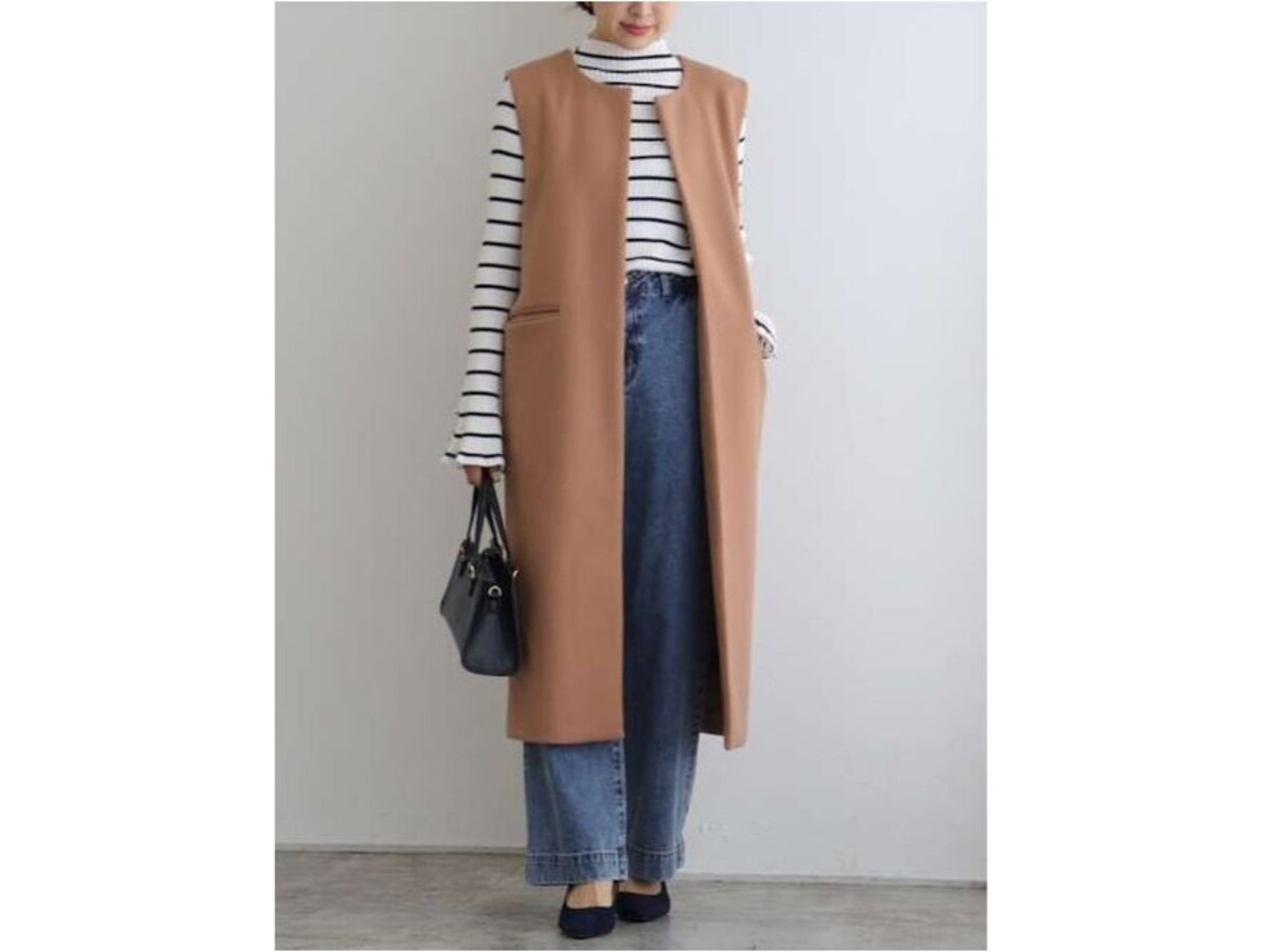 【OKコーデ】太めのストレートデニムはきれいめにも着られて使いやすい　出典：WEAR