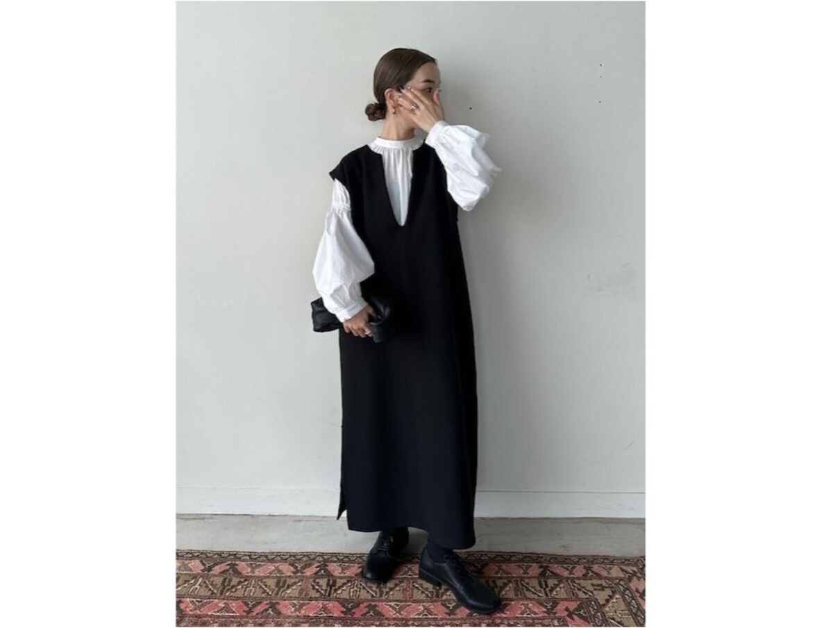 深めのキーネックは顔まわりの印象も変えやすく、着まわし向き　出典：WEAR