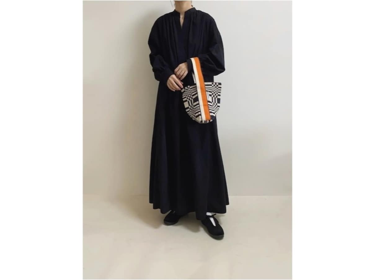 ふんわり広がるギャザーでおしゃれ見えするブラックのシャツワンピース　出典：WEAR
