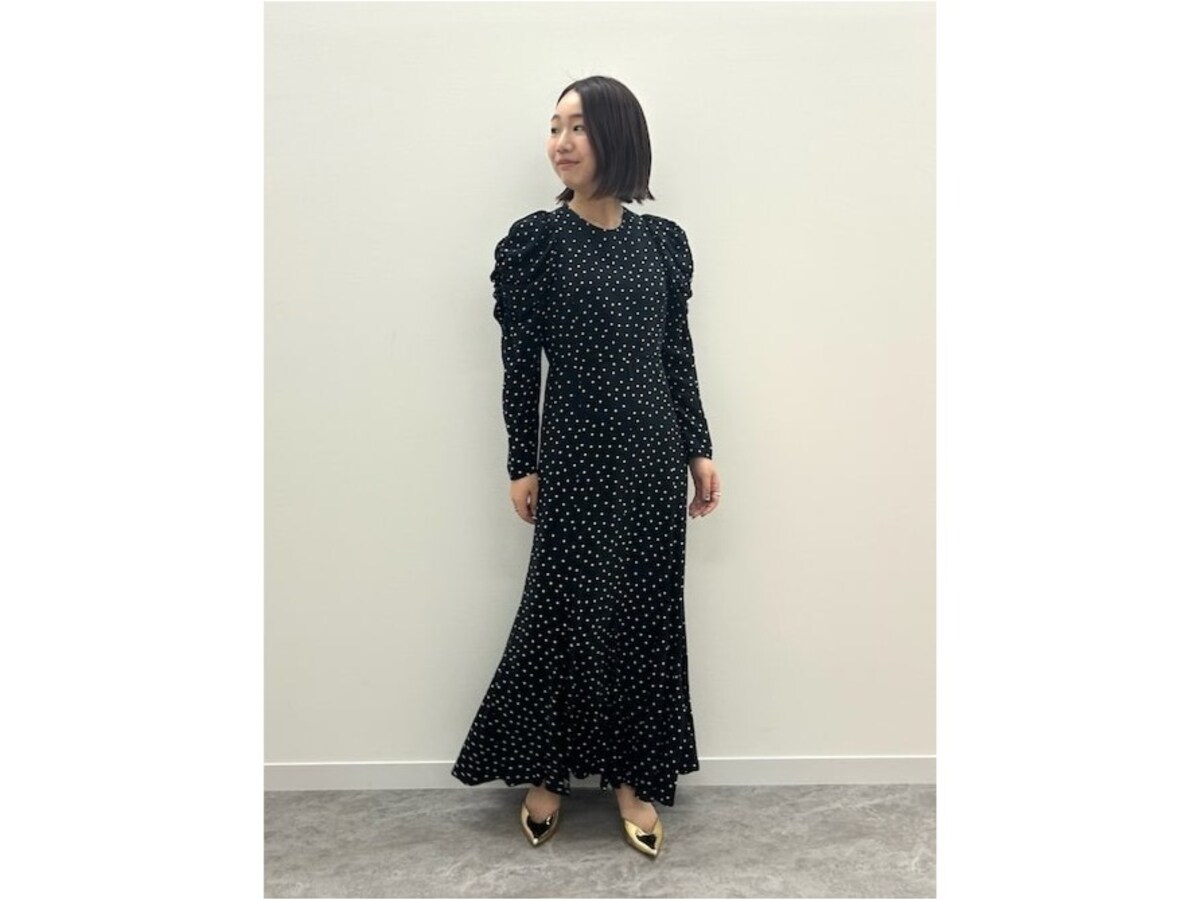 細かいドット柄のモノトーンワンピースはタイムレスに着られる一枚　出典：WEAR