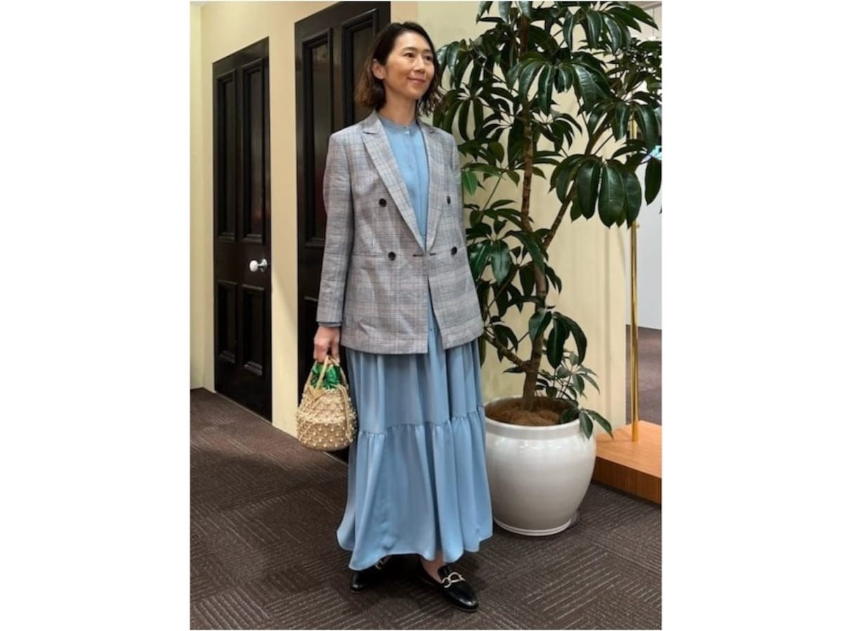 ライトグレーやライトブルーなど淡いカラーのチェック柄ジャケットをきれい色と合わせて　出典：WEAR