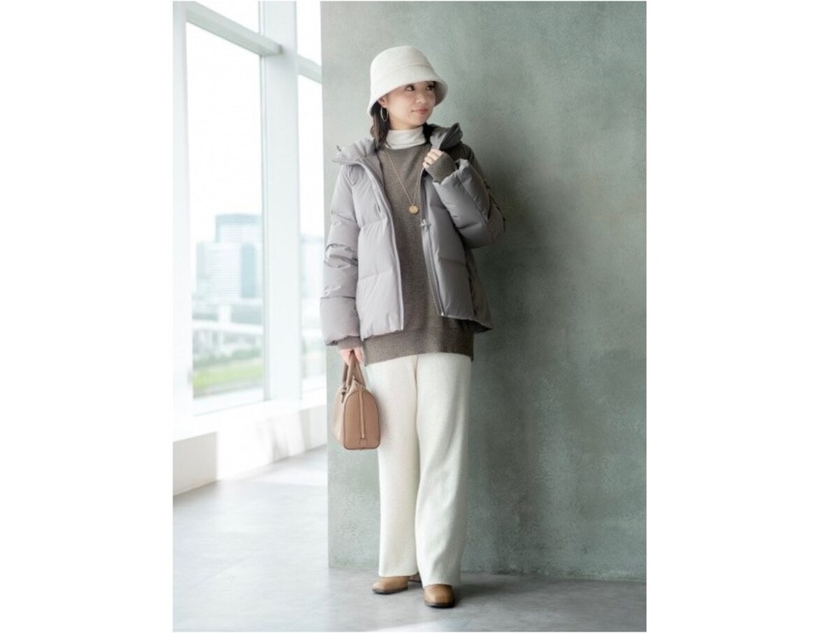 暖かさ抜群のシームレスダウンパーカを明るいカラーでまとめて　出典：WEAR