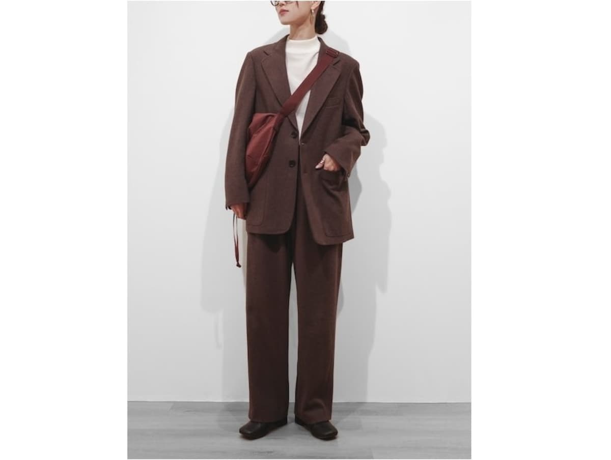 ジャケット＆パンツのセットアップコーデもブラウンでひとひねりを　出典：WEAR