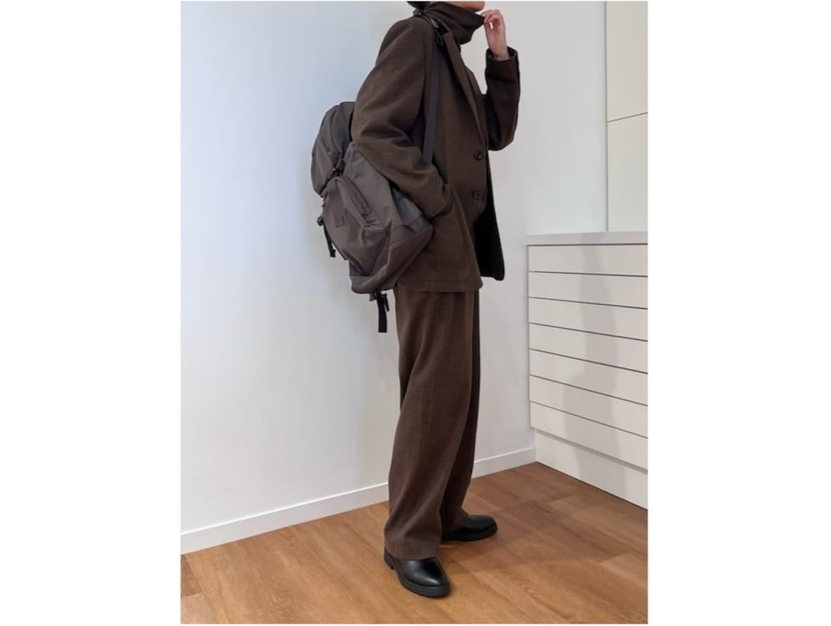 スーツやジャケットなどのきれい見えコーデにも合う洗練リュック　出典：WEAR
