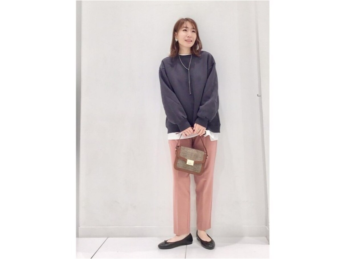 派手過ぎず温かみのあるピンクのパンツは着まわしやすくて◎　出典：StyleHint