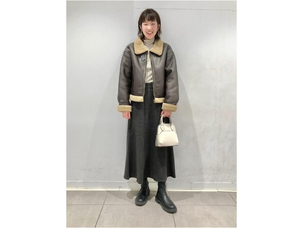 長すぎないAラインスカートはタイツやシューズ次第で印象も変えられます　出典：StyleHint