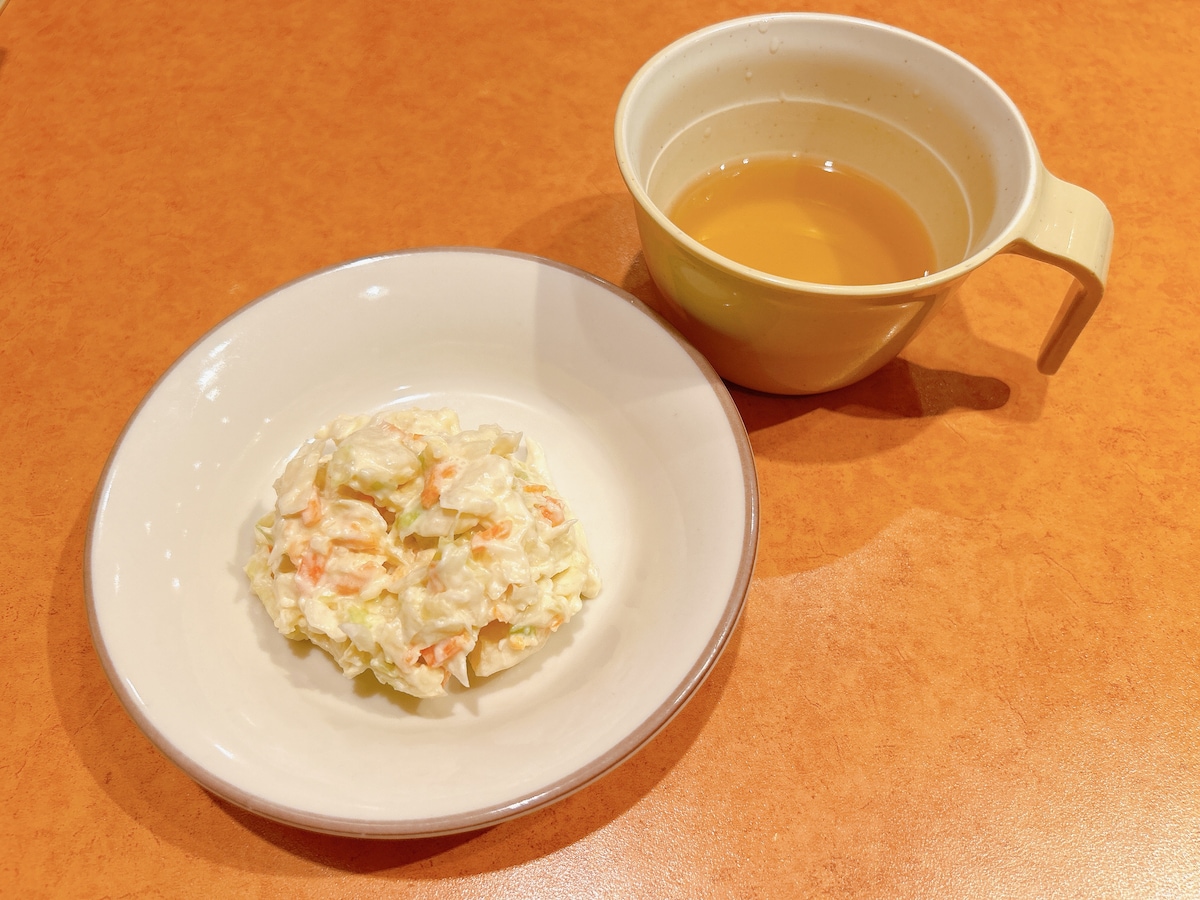 ランチを注文するとサラダとスープが付いてくる