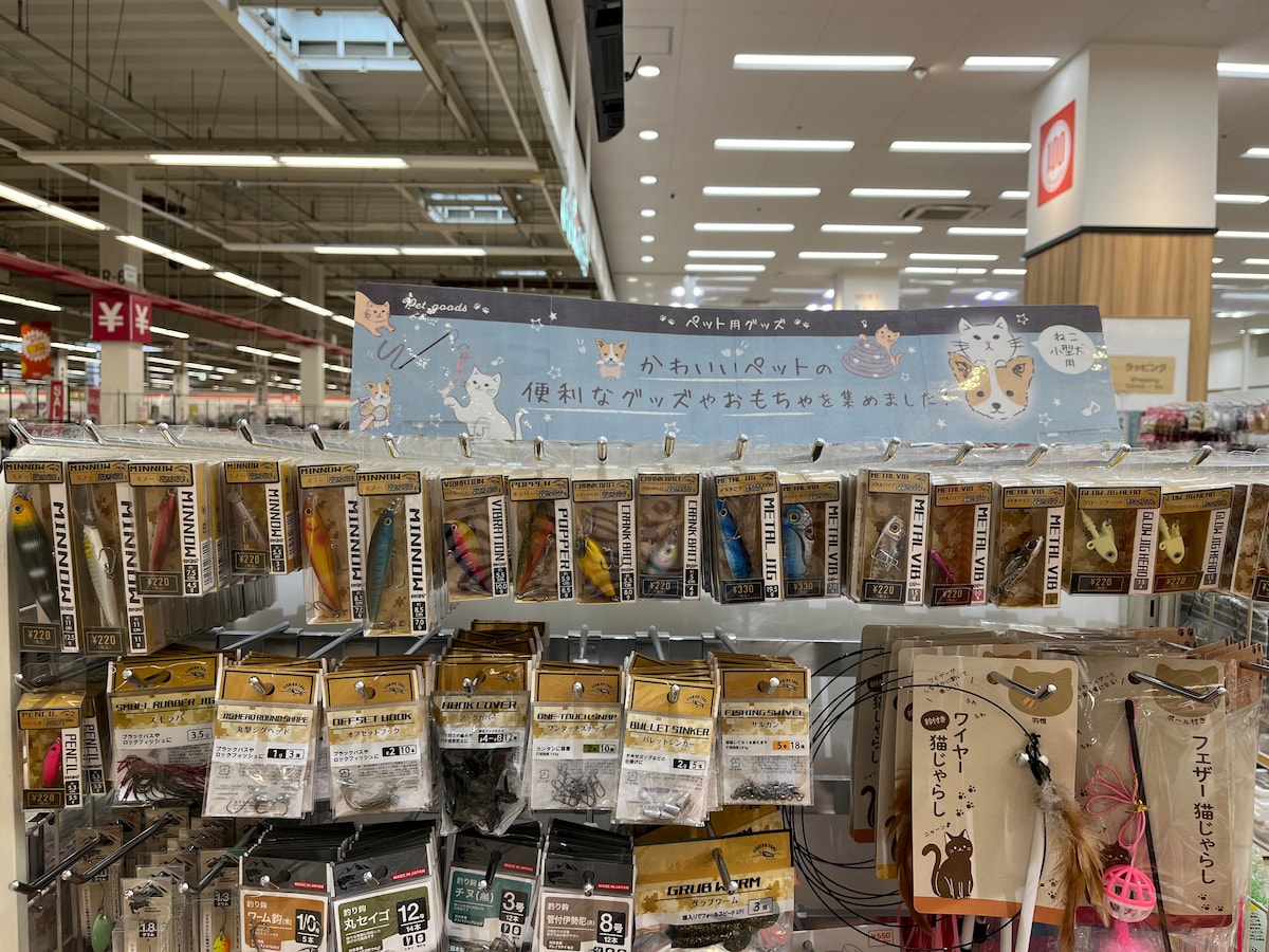 キャンドゥの店舗には釣りアイテムが並んでいる
