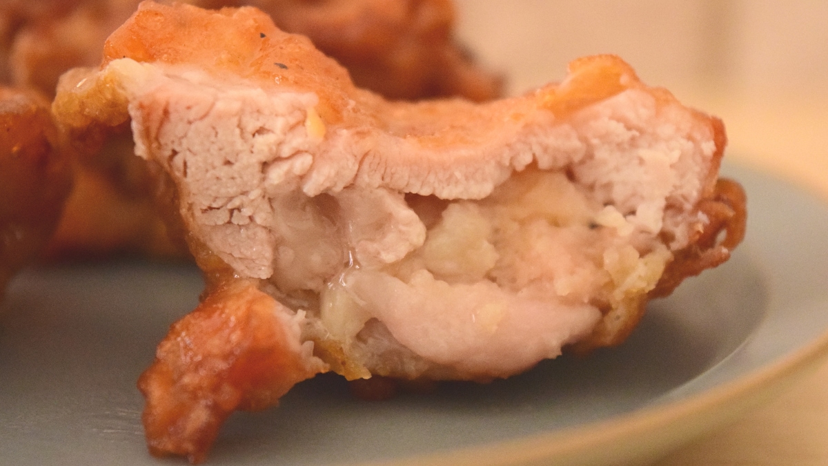 かつやのから揚げはジューシーで肉厚です
